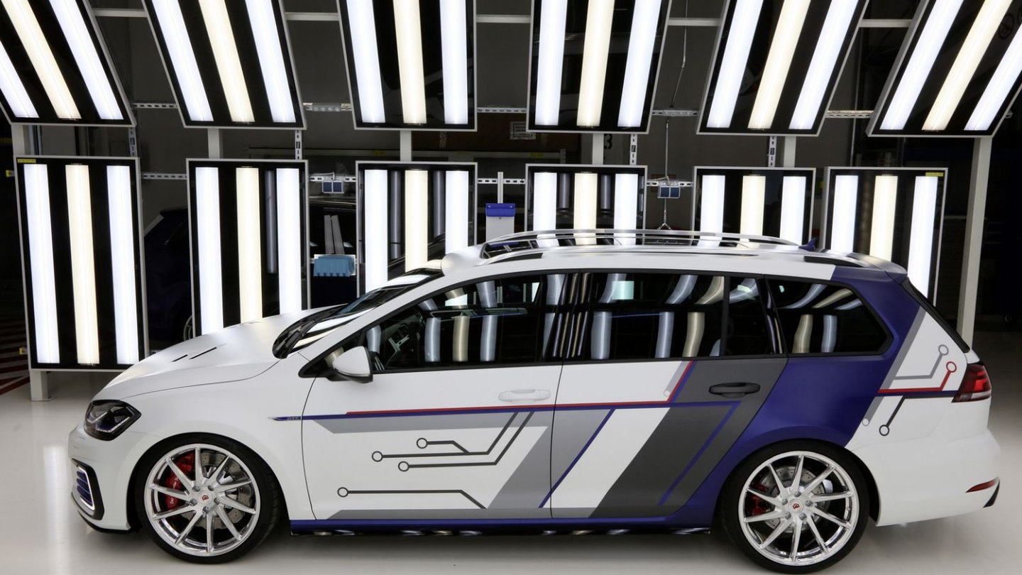 Als zweite Studie zeigt sich der VW Golf GTE Variant impulsE.