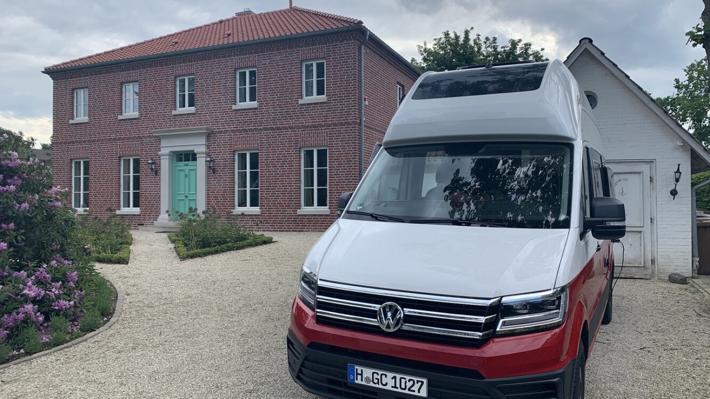 Die Solarzellen sitzen auf dem Hochdach.