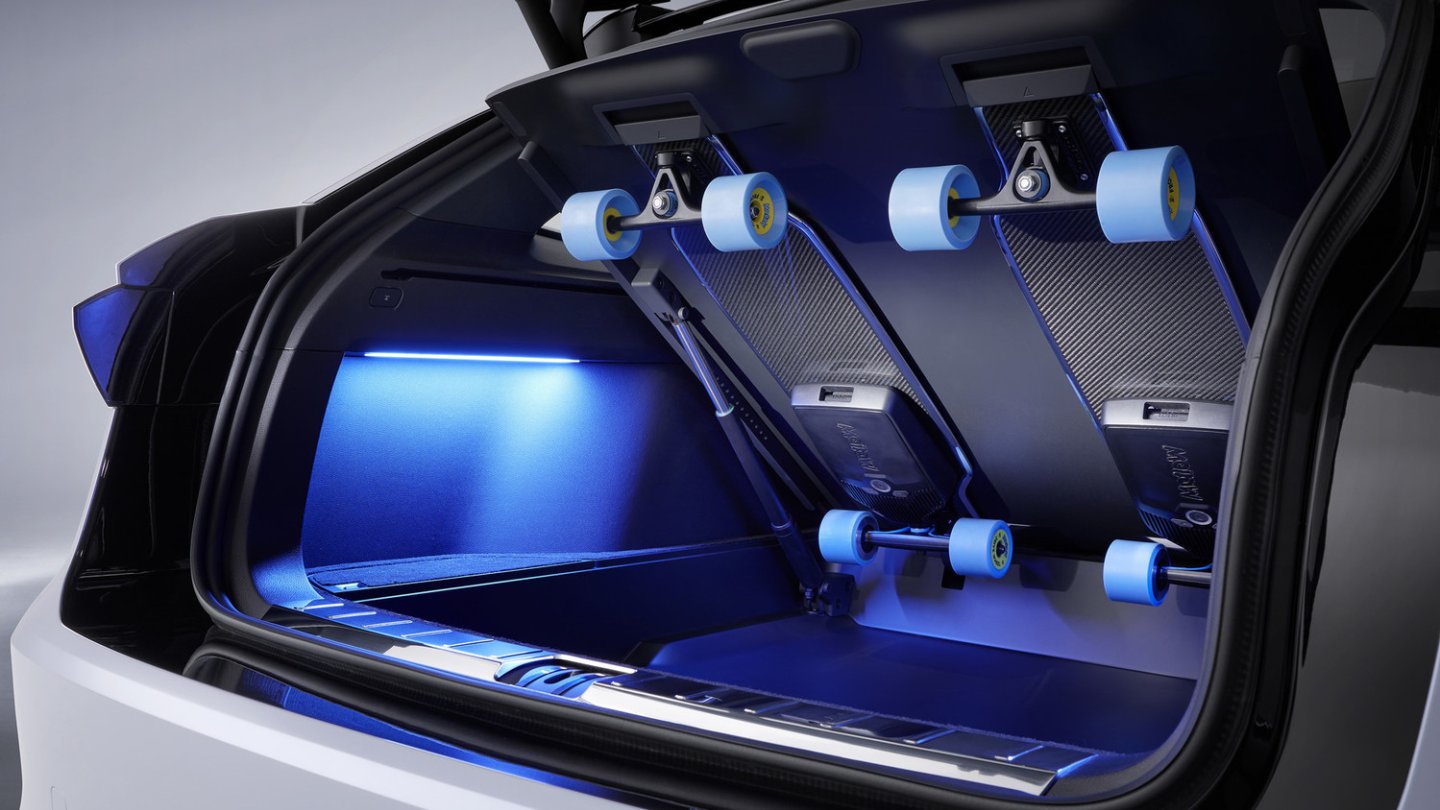 Skateboards unter dem Kofferraum für die letzte Meile.