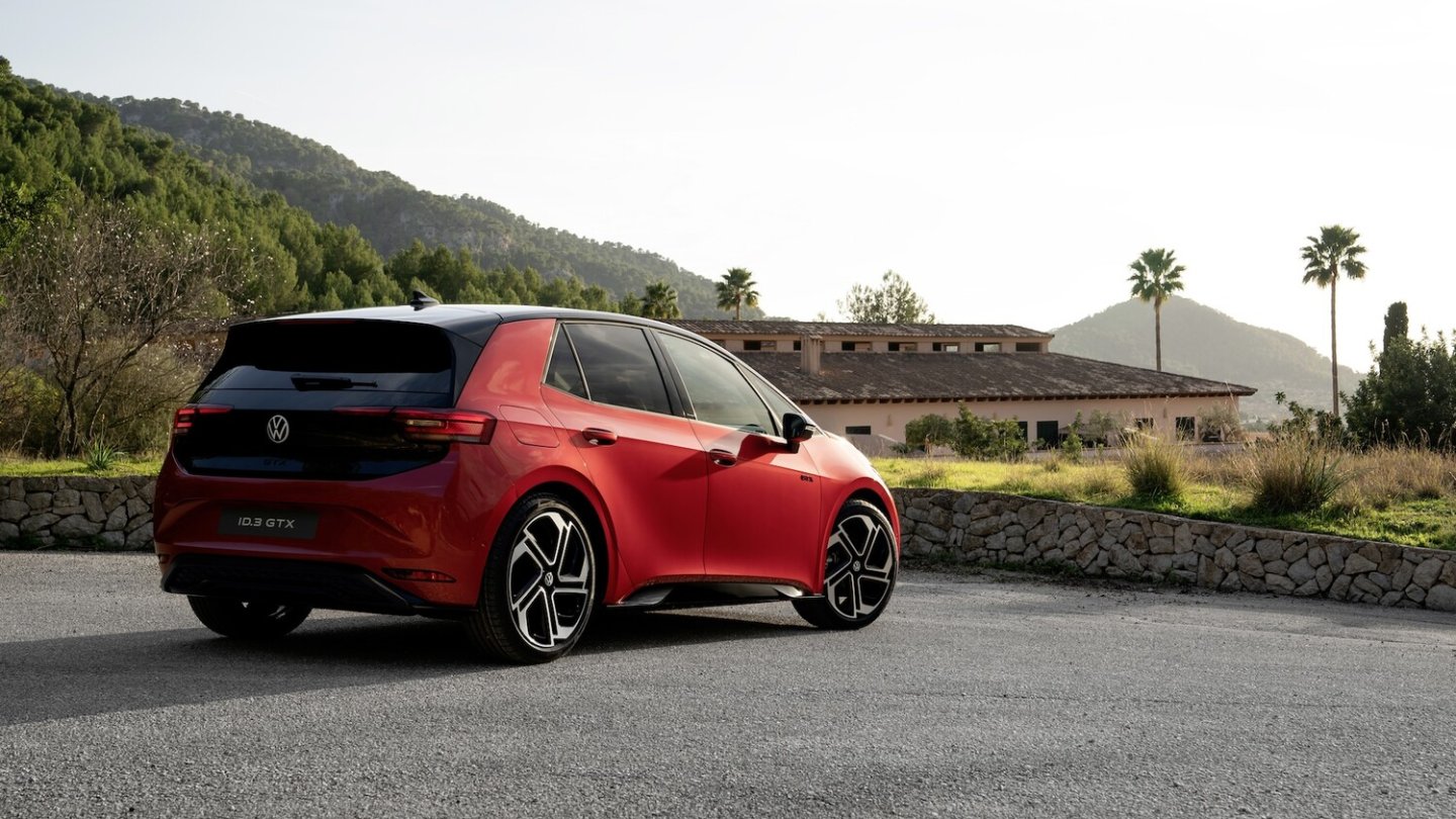 Dach und Dekorelemente trägt der ID.3 GTX stets in Schwarz.