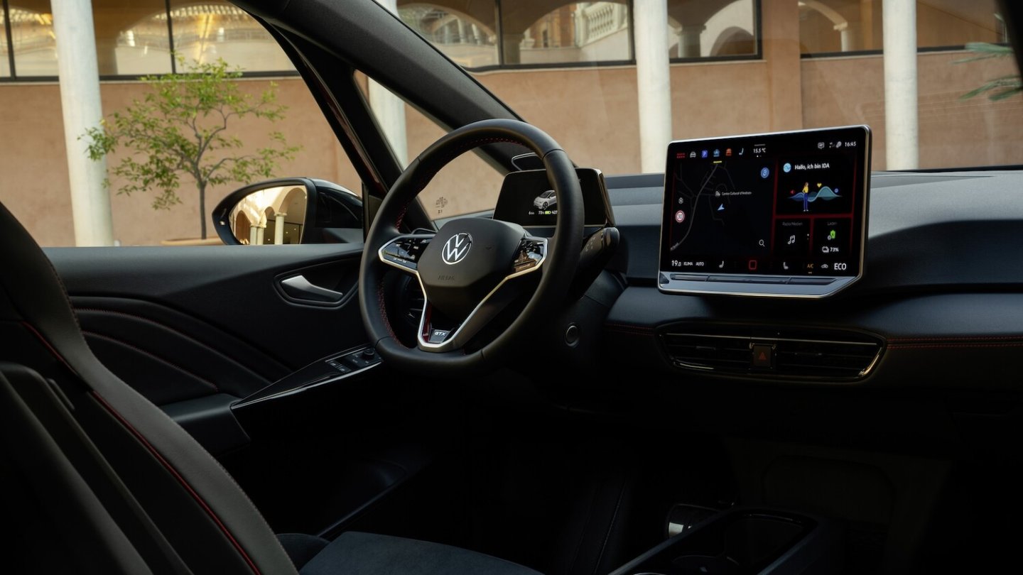 Display-Format und Software sind aus dem ID.7 bekannt. Ebenso der neue Fahrstufen-Drehknubbel.