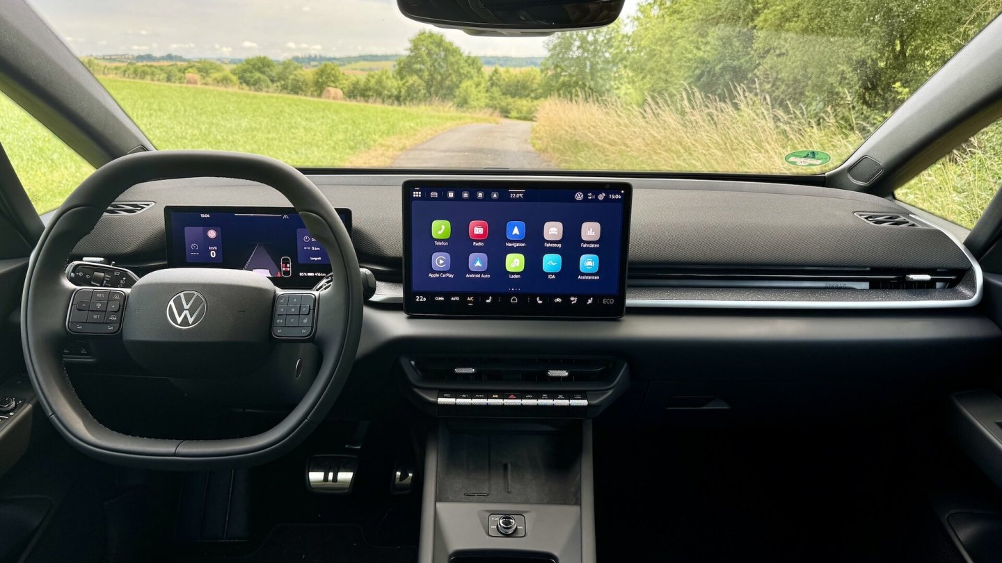 Das völlig neue Cockpit bietet größere Anzeigen un setzt auch wieder auf physische Bedienelemente.