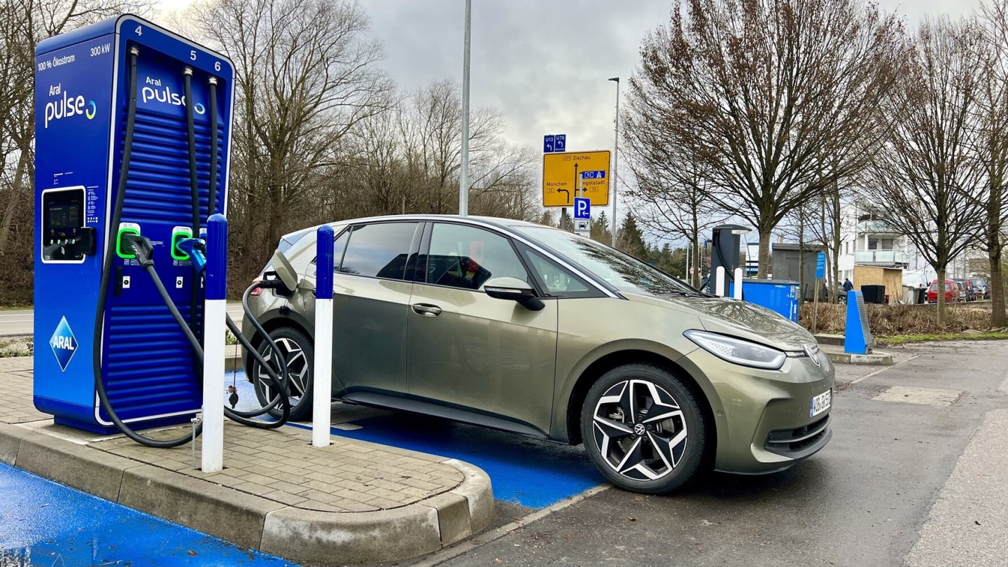 Die versprochenen 170 kW Ladeleistung wurden im Testzeitraum nie erreicht.