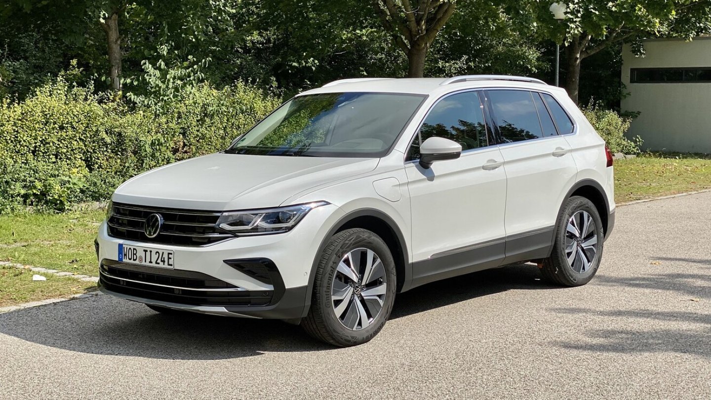 Der Tiguan eHybrid wirkt entspannt, kann aber auch fix beschleunigen.
