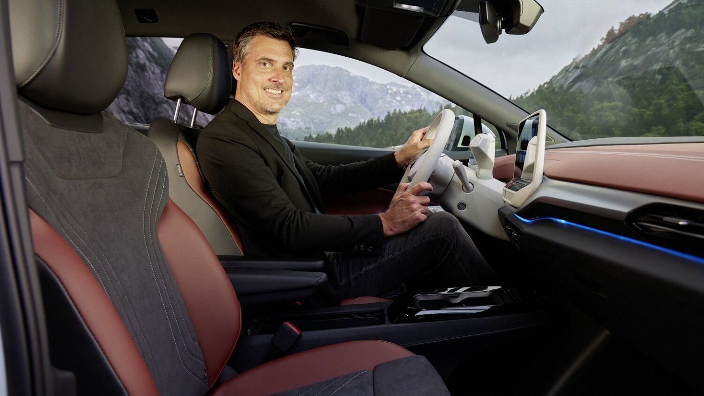 Cockpit und Sitzposition vorne entsprechen dem Interieur des ID.4.