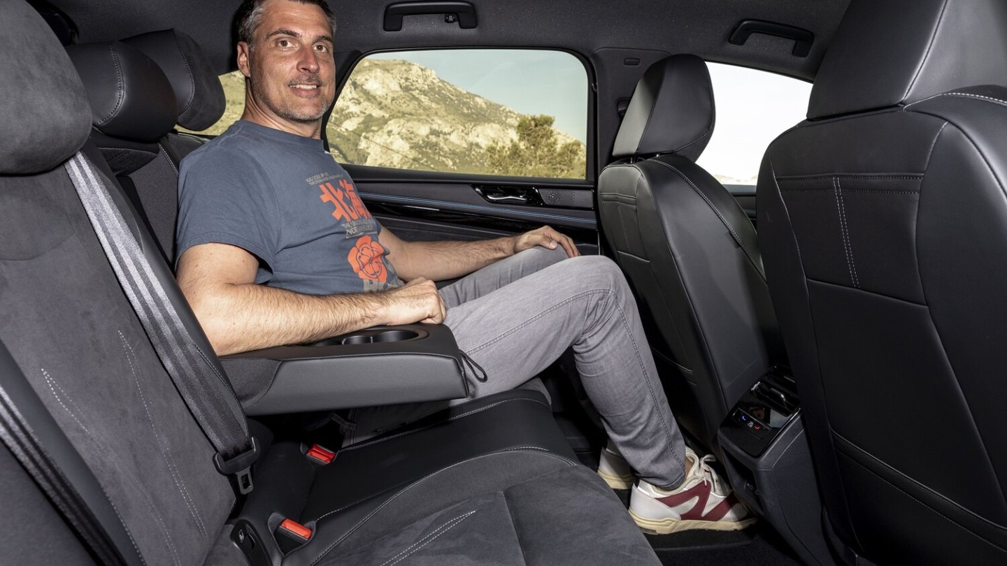 Im Fond bietet der ID.7, auch für den Kopf, sehr viel Platz.