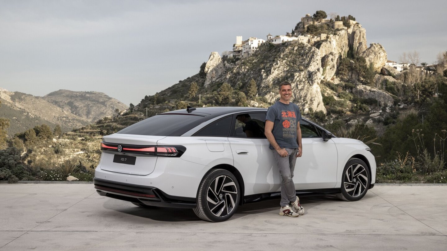 Keine Fototapete: Erster Kontakt mit dem ID.7 unter spanischer Wintersonne.