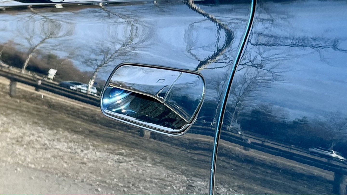 Die Türgriffe sind ergonomisch leider nicht optimal.