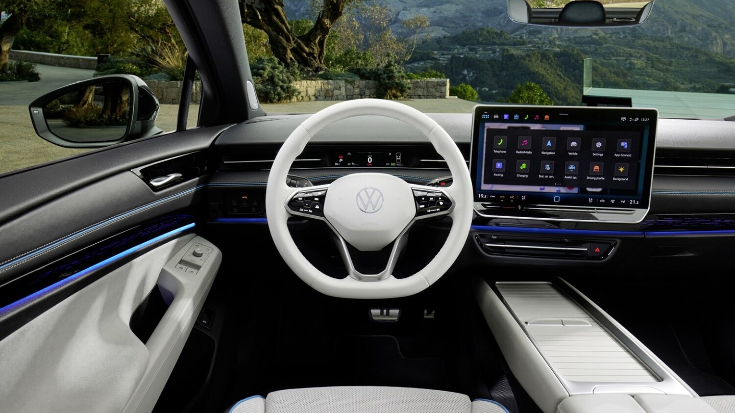 Das 15-Zoll-Display und Navigationssystem sind serienmäßig an Bord.