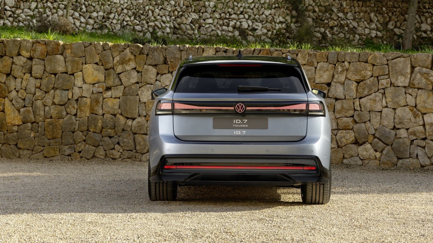 Die Logos an Front und Heck lassen sich künftig illuminieren.