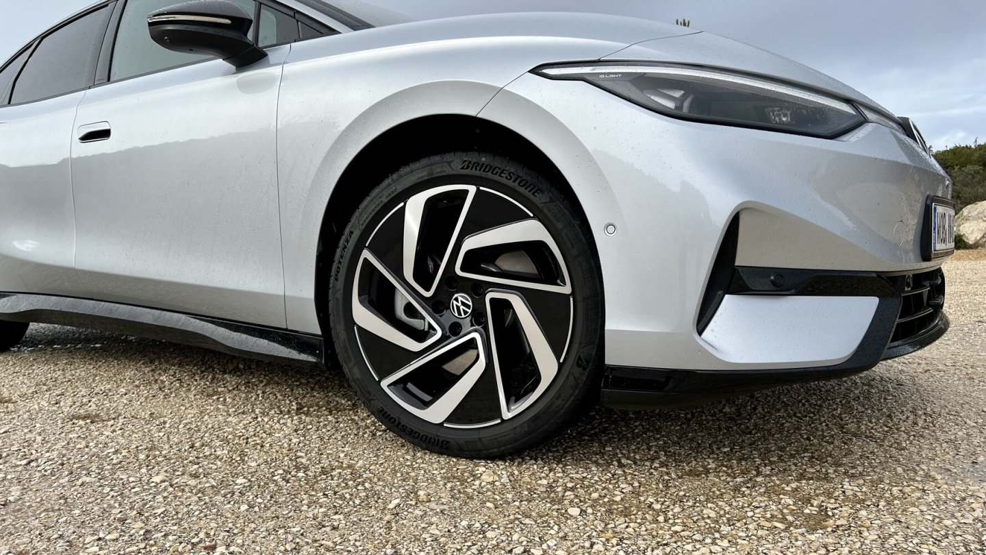 20-Zoll-Felgen und Metalliclackierung kosten extra.