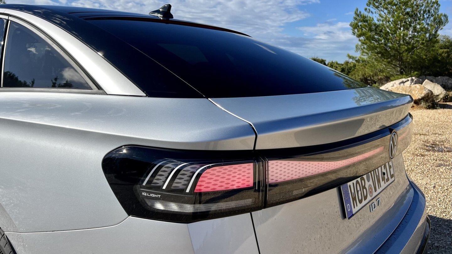 Die aerodynamisch optimierte Fließheck-Form erlaubt eine Norm-Reichweite von 621 Kilometern.