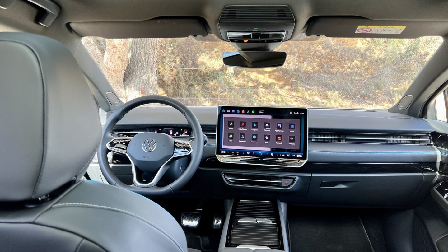 Serienmäßig kommt der ID.7 mit Head-up-Display und Navigationssystem.