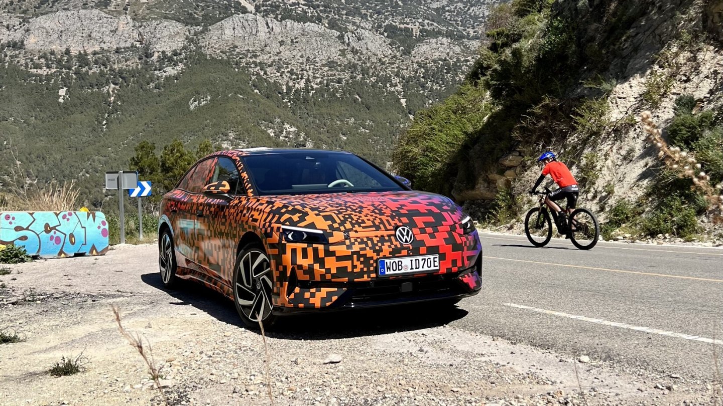 Die auffällie Folierung des Testwagens sorgt für Aufsehen.