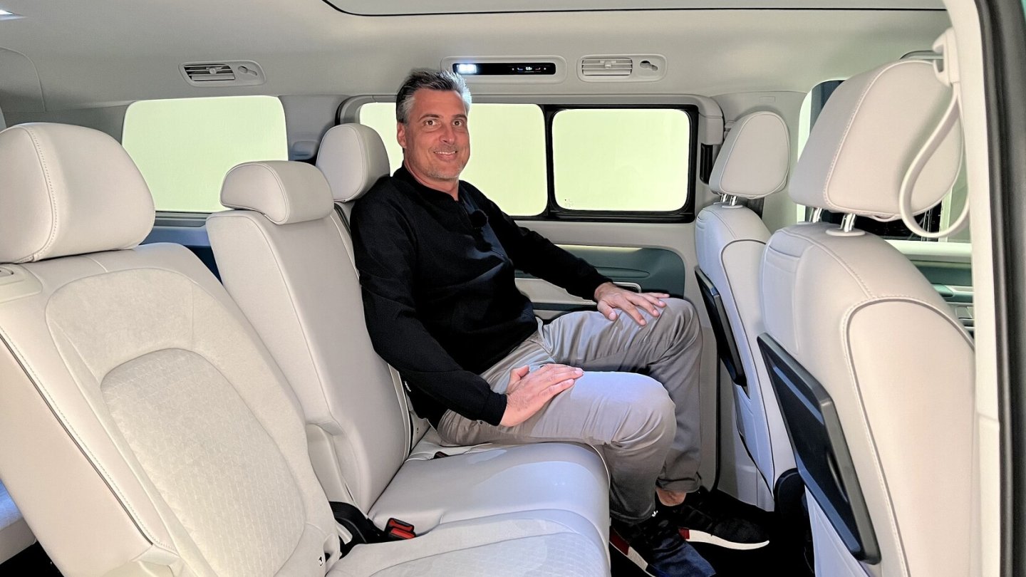 In beiden Fond-Sitzreihen bietet der lange ID.Buzz viel Platz.