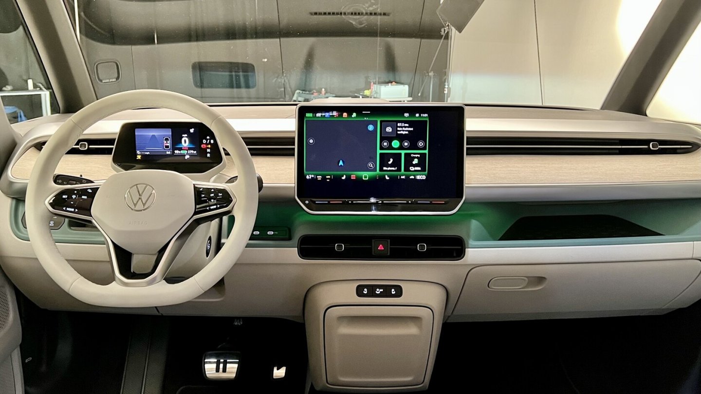 Das Cockpit bekommt ein größeres Display mit teils neuer Bedienstruktur und beleuchtete Slider-Funktionen.