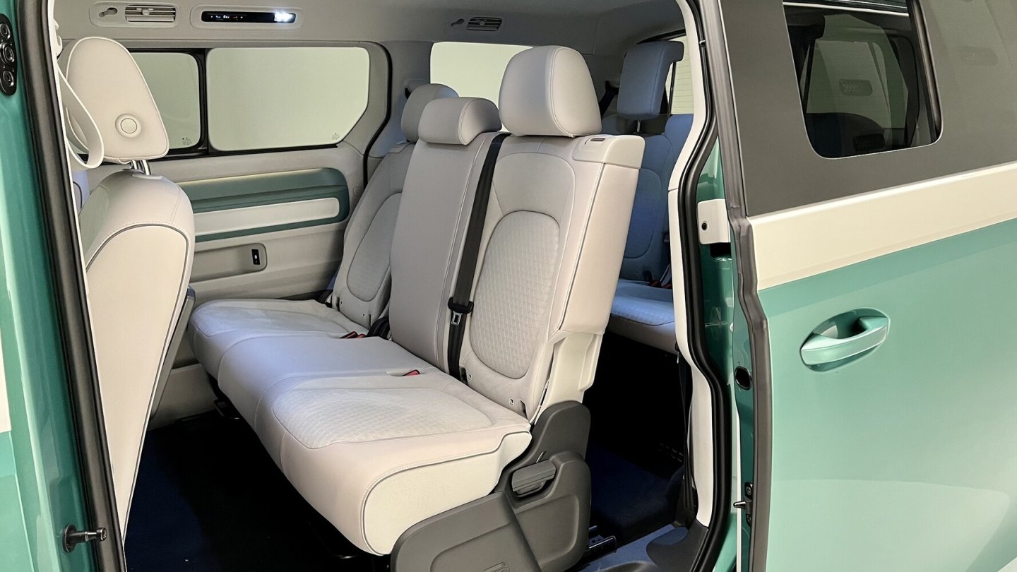 Der Siebensitzer hat eine durchgehende Bank in der zweiten Reihe.