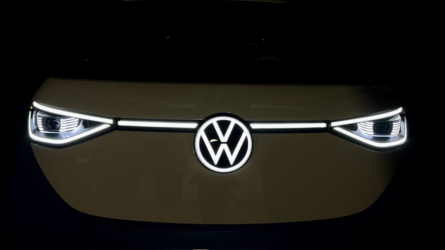 Nur in den USA darf das vordere Markenlogo leuchten.