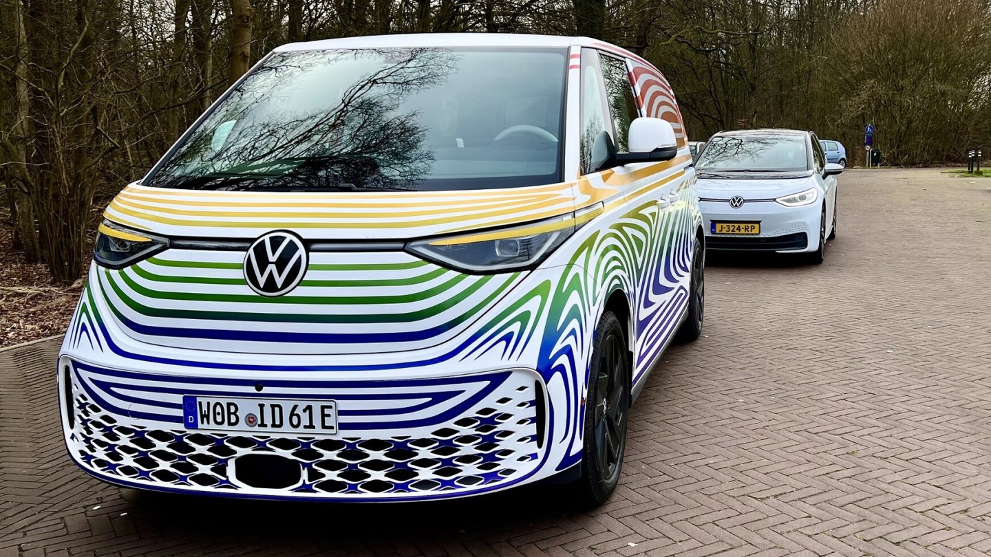 Größenvergleich: Der ID.Buzz vor einem ID.3.