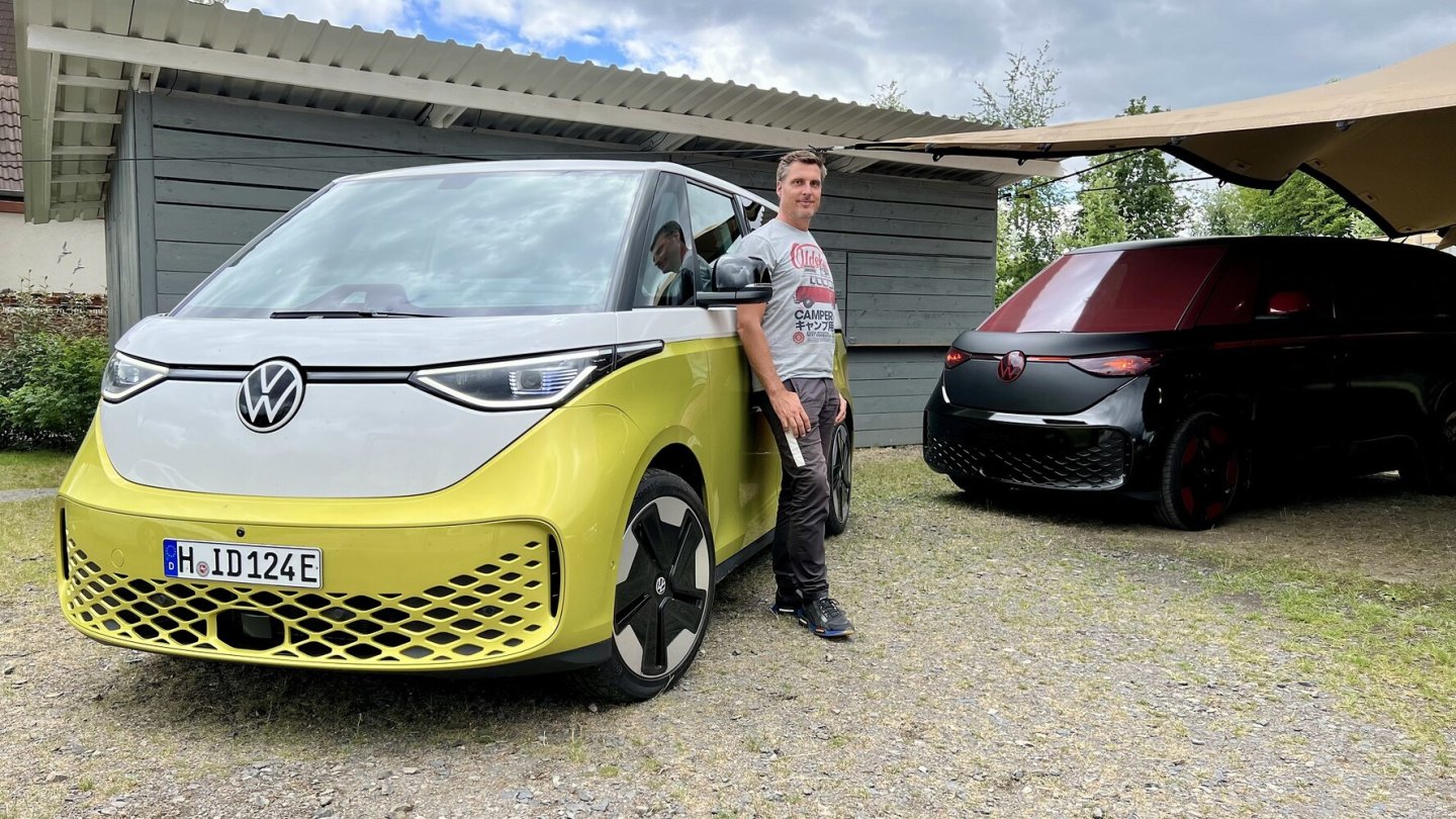 Für Marketingzwecke entstanden zwei Star Wars - Busse, rechts die Darth-Vader-Version.