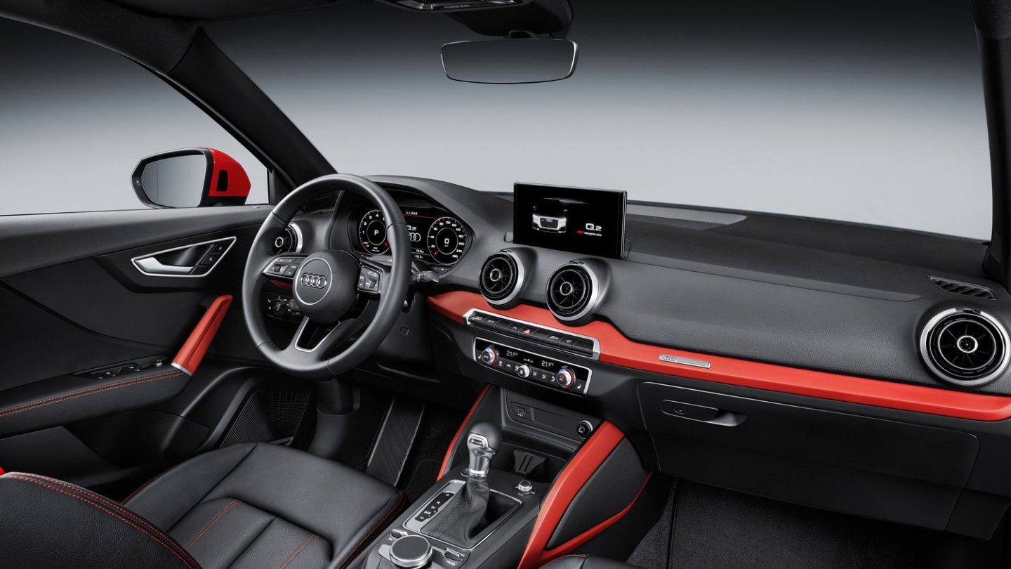 Innen gibt sich der Q2 als typischer Audi. Asketisch geordnet und top verarbeitet.