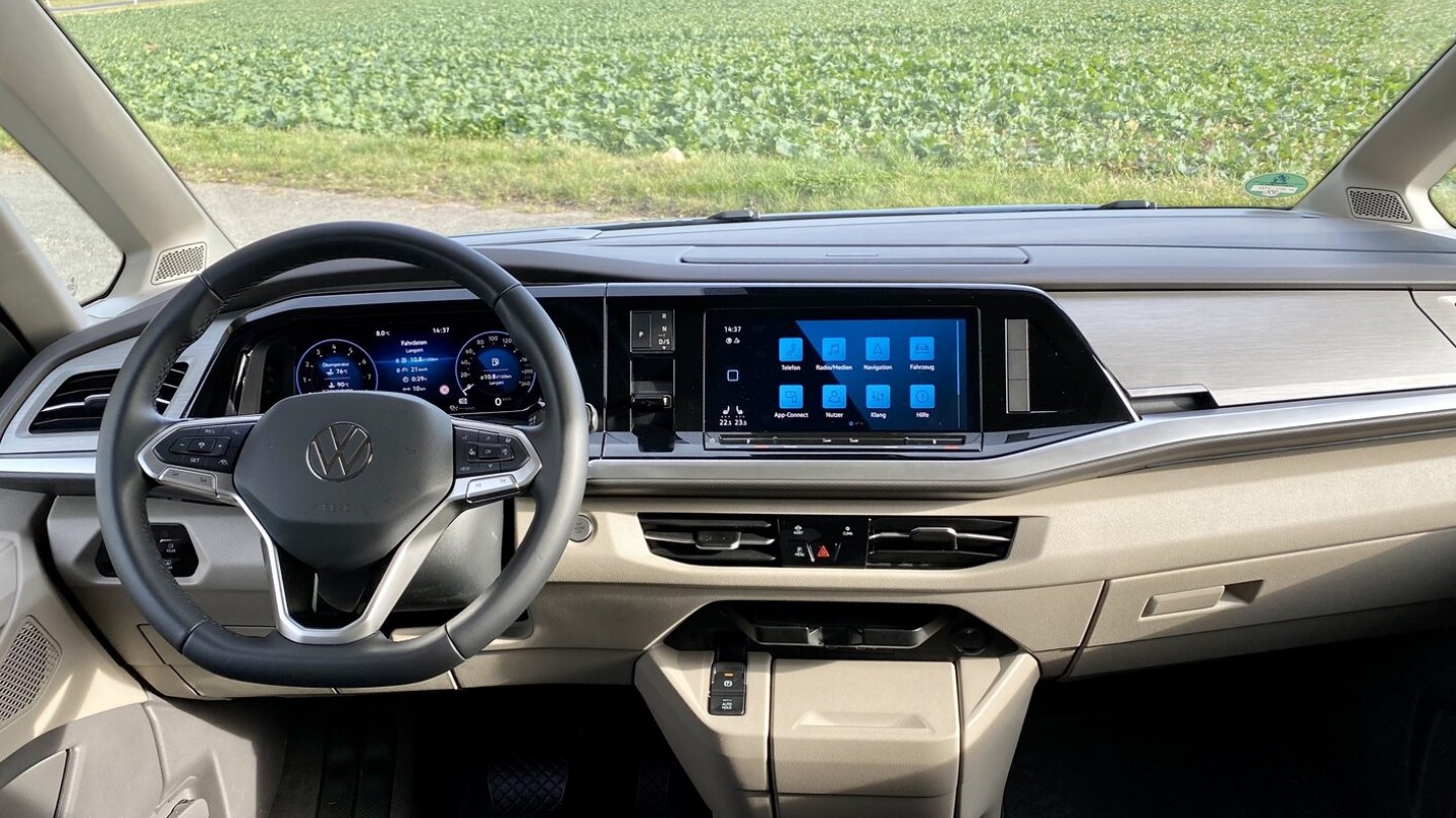 Displays und Layout des Cockpits stammen aus dem VW Golf.
