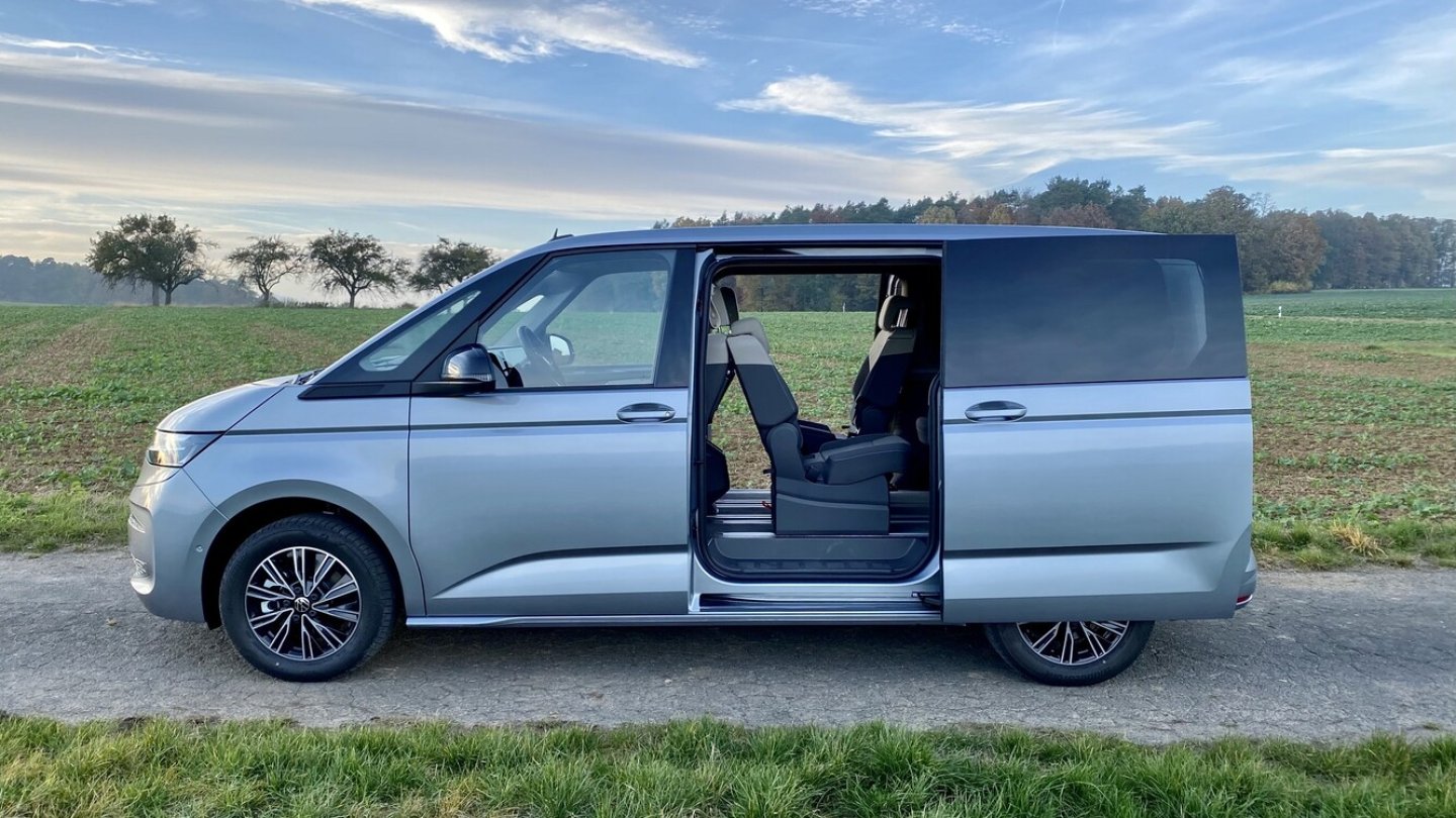 Zwei Schiebetüren sind serienmäßig.