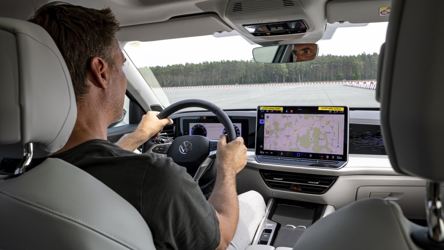 Der Infotainment-Monitor wächst optional auf 15 Zoll.