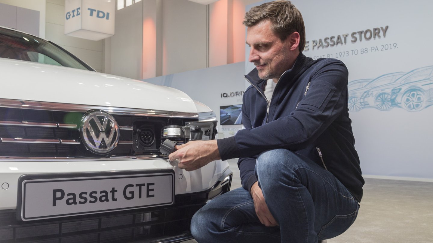 Die Steckdose im Passat GTE ist weiterhin unter dem Kühlergrill.