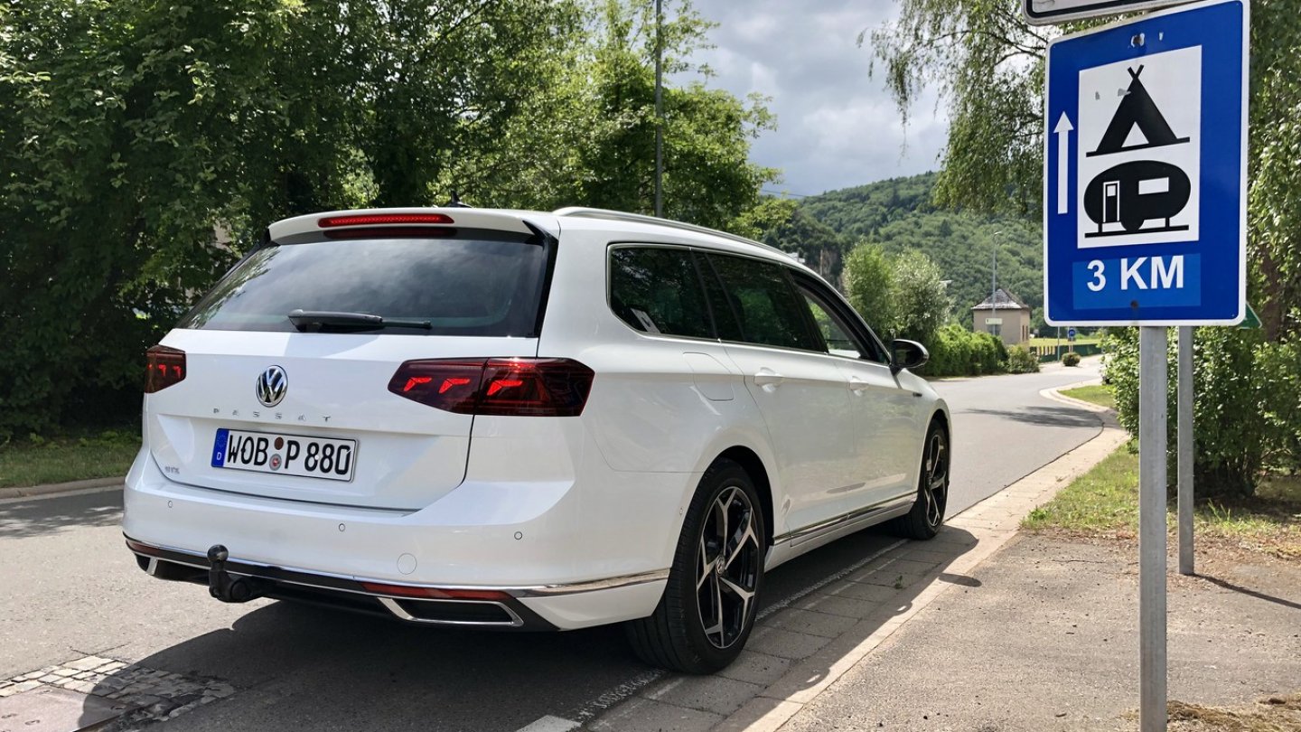 Mit 1,6 Tonnen Anhängelast kann der Plug-in-Hybrid auch mit zum Camping.