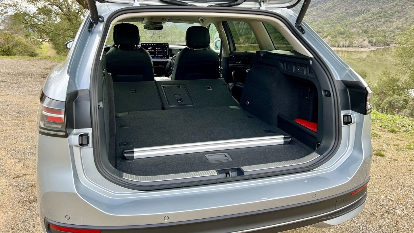 Bei umgeklappter Lehne der Rücksitzbank bietet der neue Passat Variant bis zu 1.920 Liter Laderaum.
