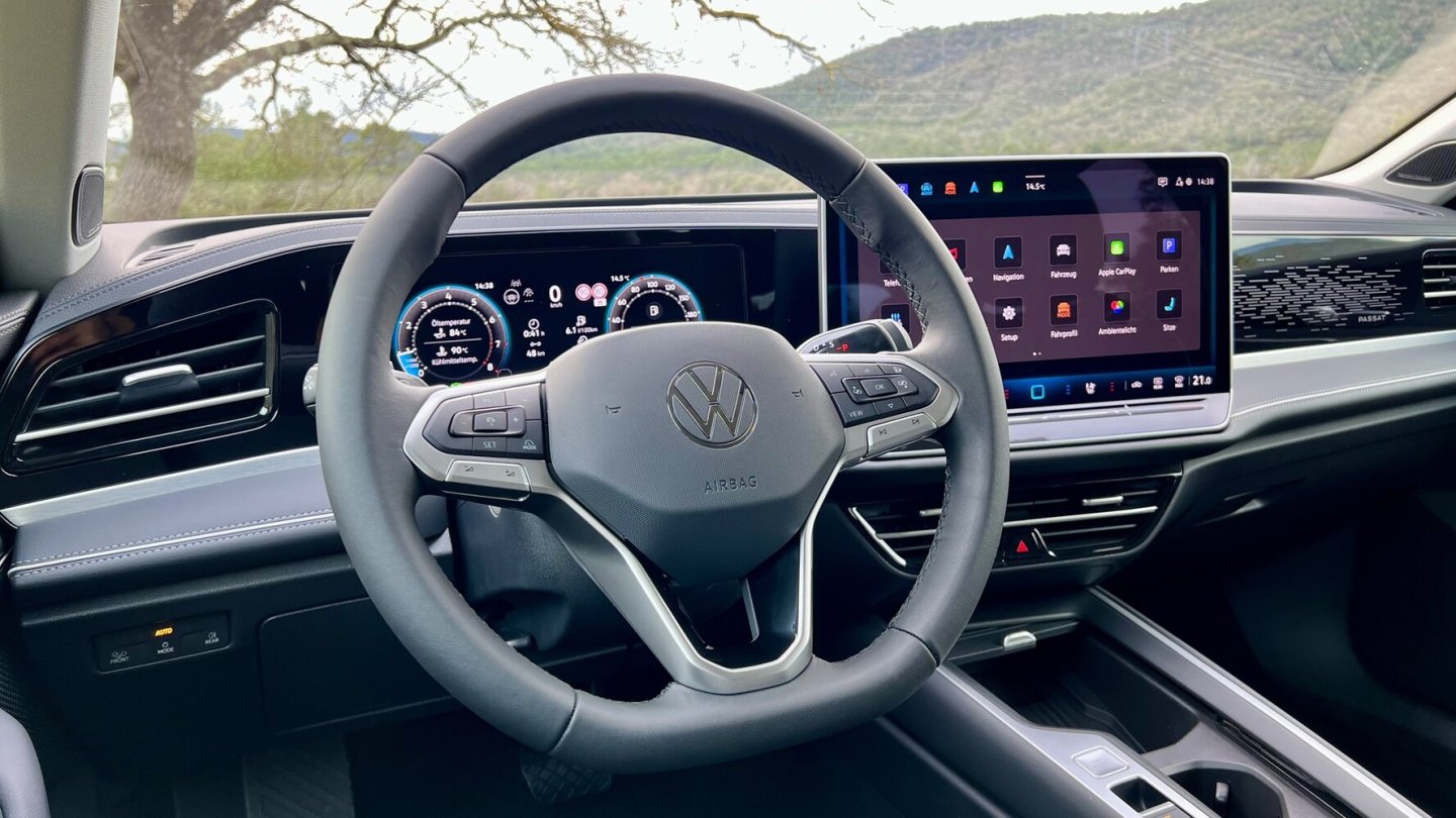 Das Multifunktionslenkrad hat, wie in Golf und Tiguan, wieder richtige Tasten.