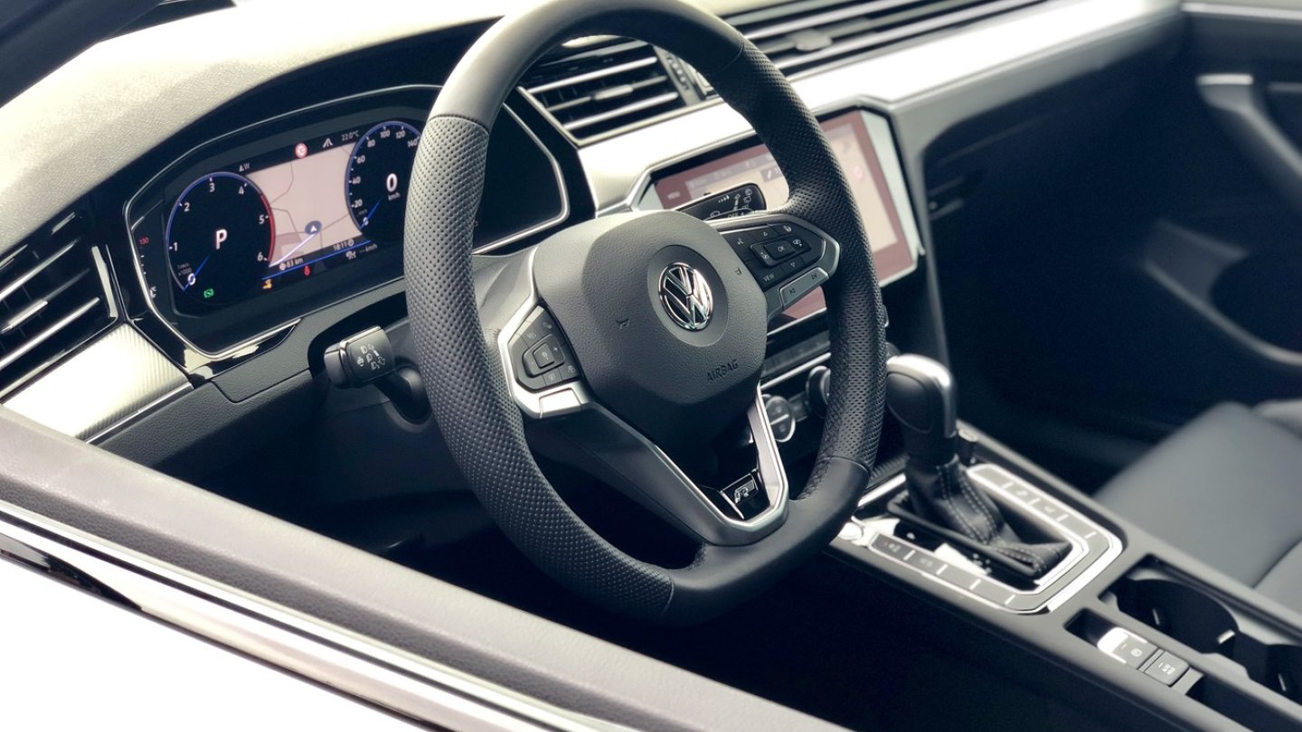 Das neue Markenlenkrad gab es zuerst im VW T-Cross, jetzt auch im Passat.