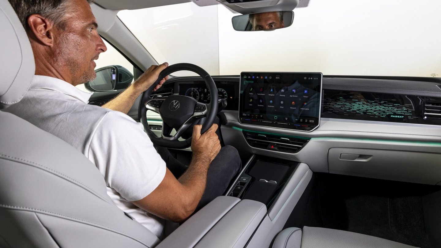 Das 15 Zoll große Infotainment-Display ist eine Option, Serie sind 12,9 Zoll.