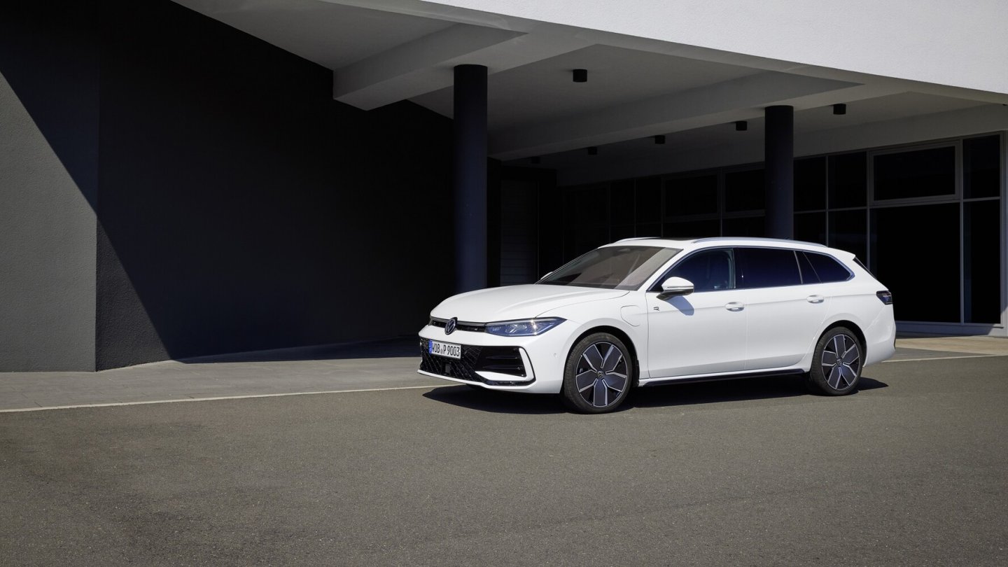 Der Passat R-Line hat einen geänderten Stoßfänger und schwarze statt verchromte Designelemente.