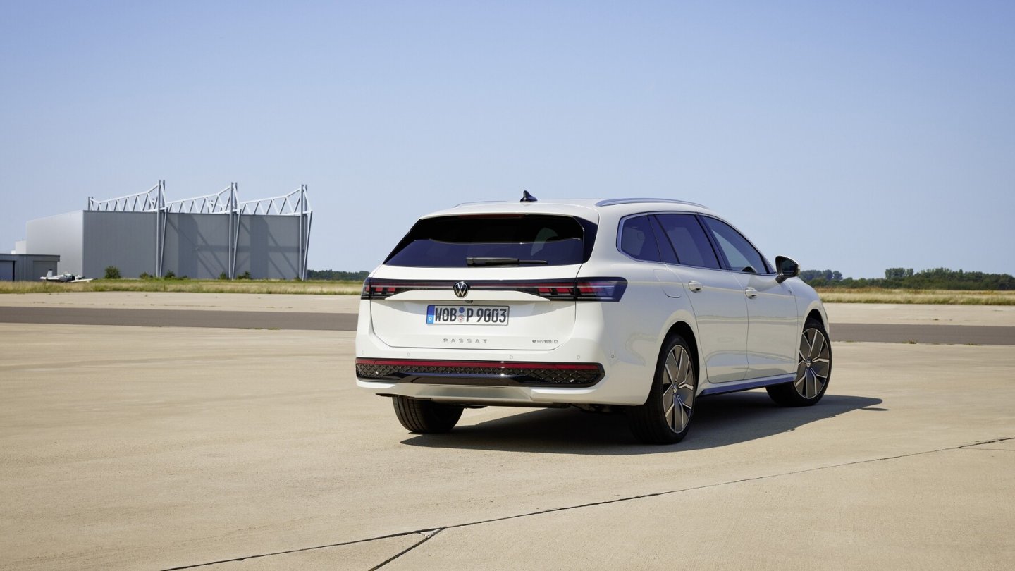 Der Passat Variant als R-Line, das kleine Emblem rechts weißt auf den eHybrid hin.