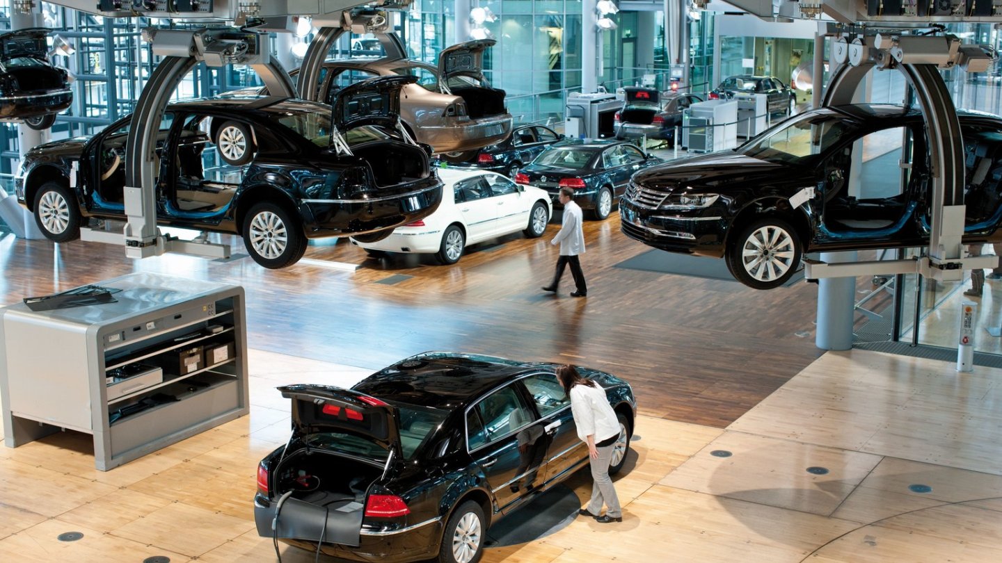 Phaeton-Produktion in der Gläsernen Manufaktur in Dresden