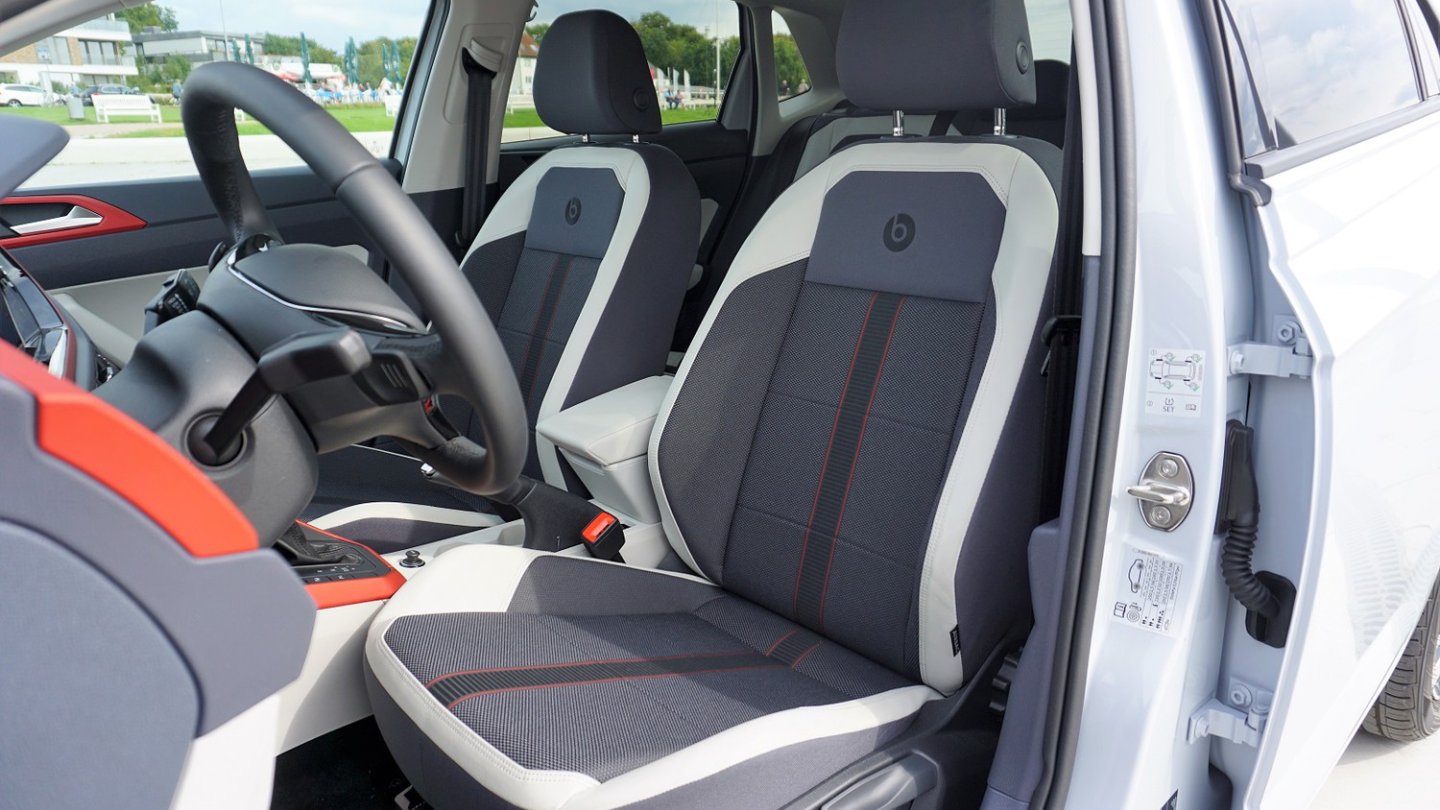 Bequeme Sitze mit hoher Rückenlehne. Damit ist der VW Polo reisetauglich.