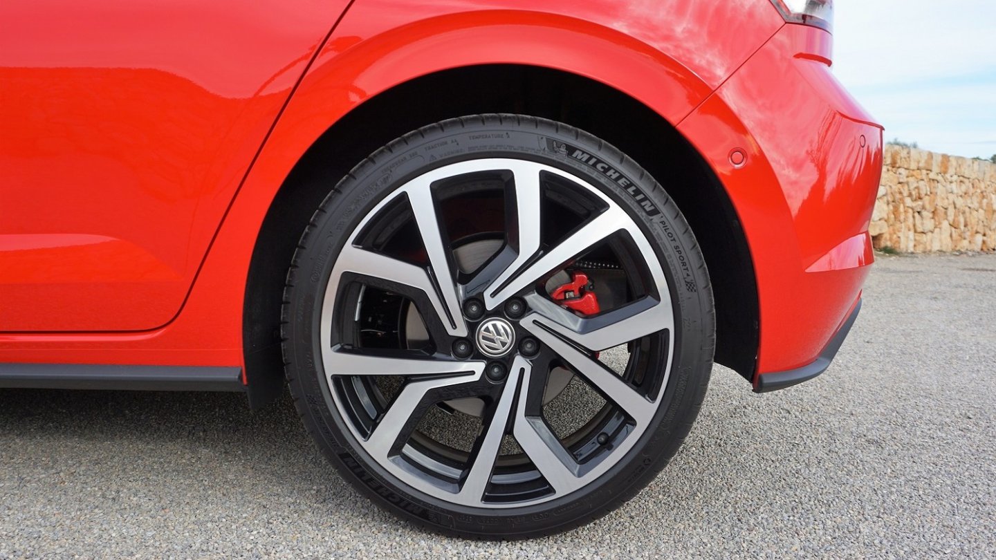 18-Zoll-Felgen sind optional, serienmäßig rollt der GTI auf 17-Zöllern.