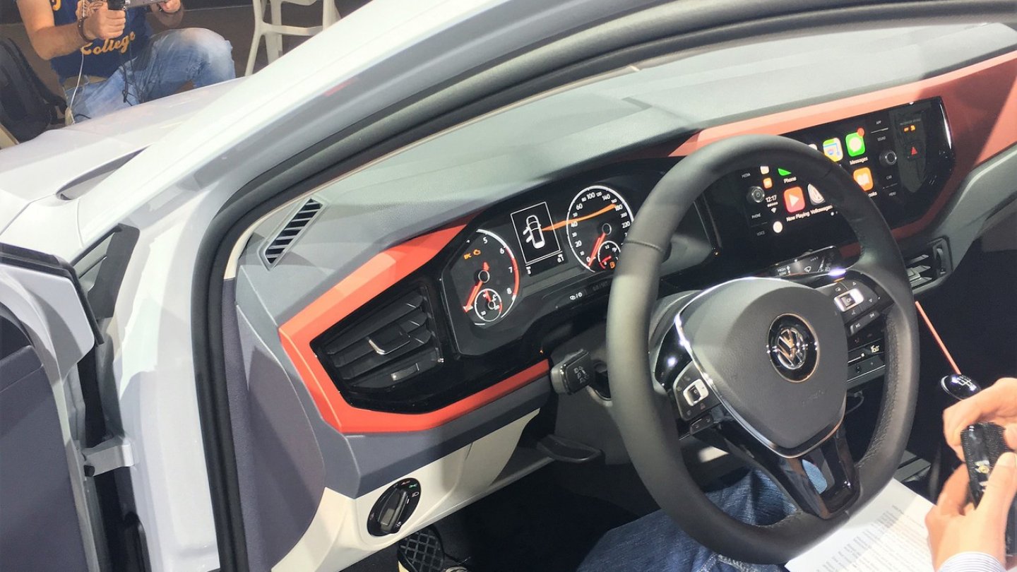 Im Cockpit des Polo Beats spannt sich eine rote Kunsttoffspange.