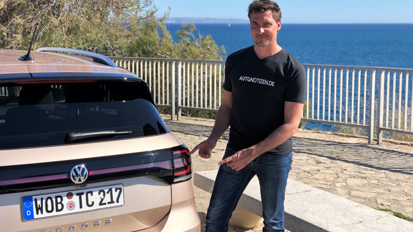 Zwischen den Rückleuchten trägt der T-Cross ein Reflektorband.