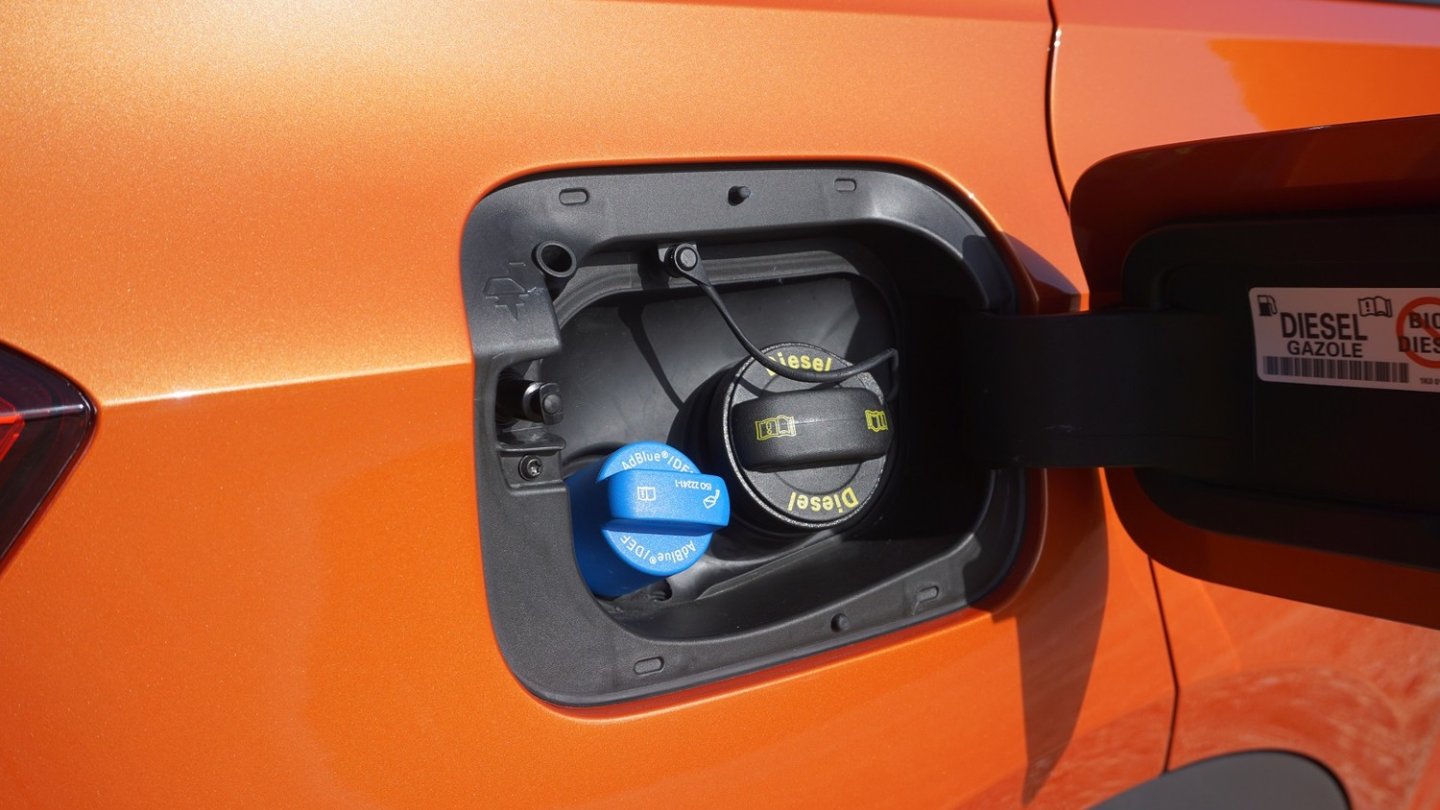 Neben dem Dieseleinfüllstutzen liegt der Zugang zum AdBlue-Tank.