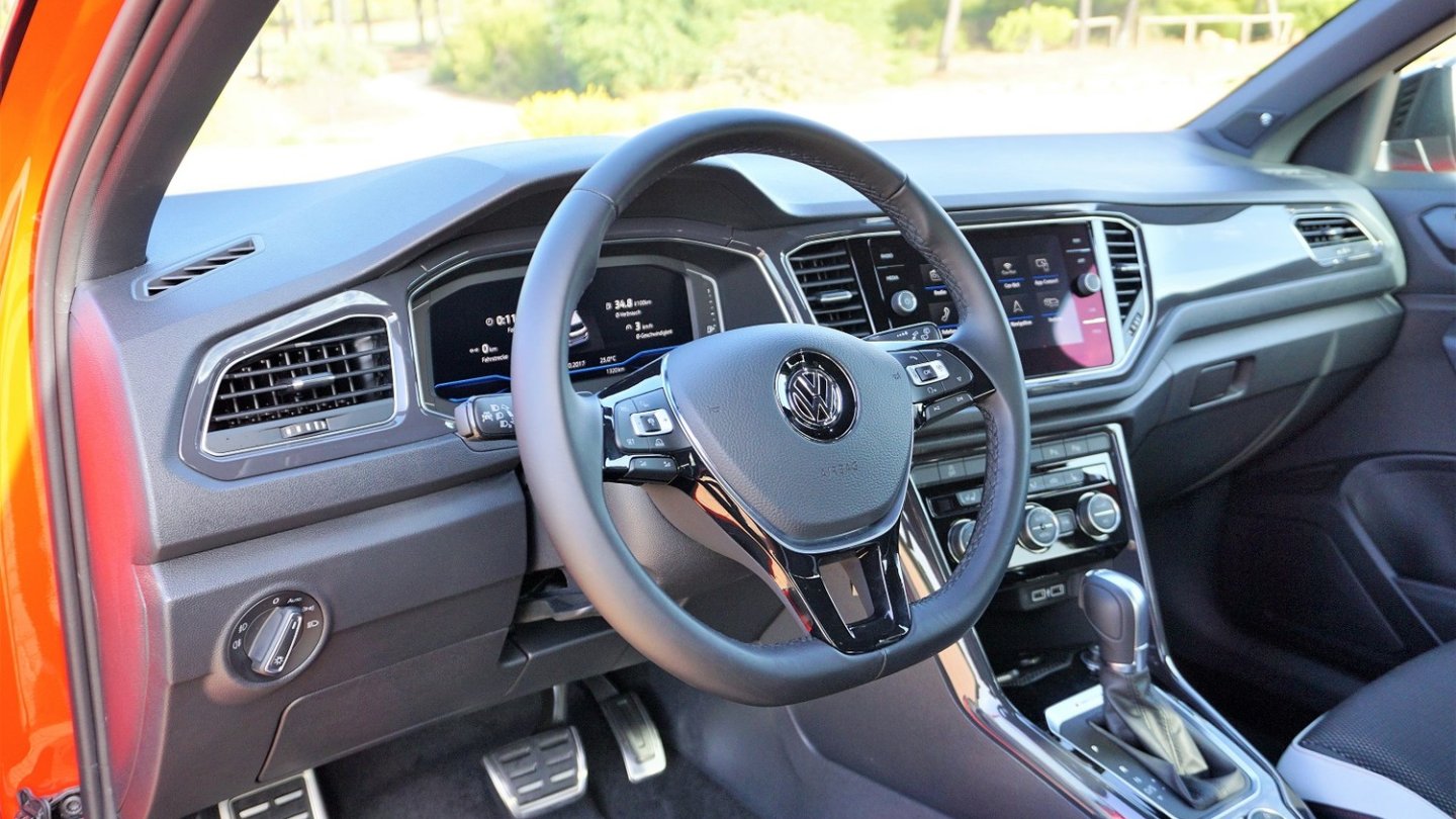 Das Cockpit trägt wie das des Polo den zentralen Monitor endlich weiter oben.