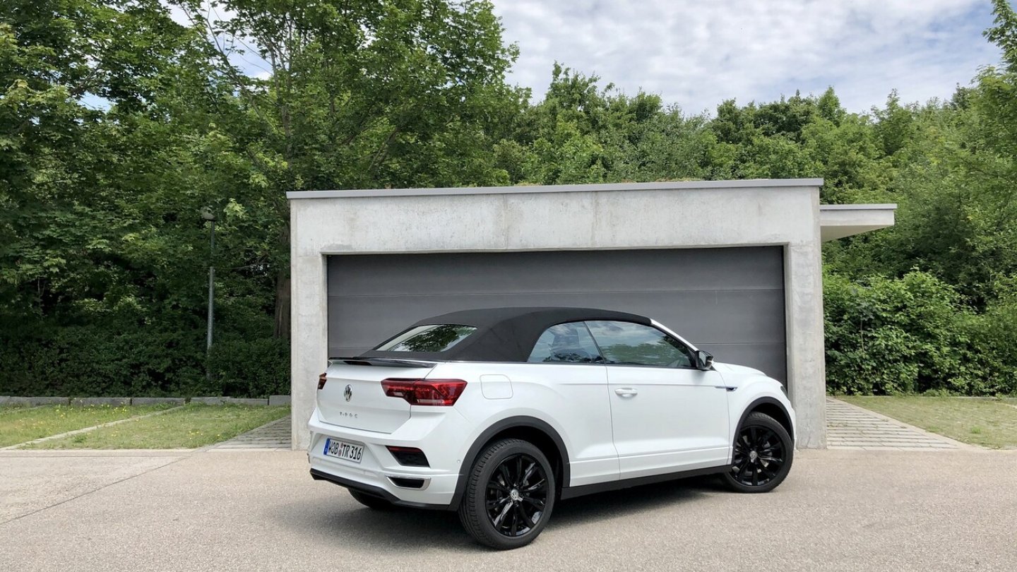 Das Verdeck öffnet und schließt serienmäßig elektrisch.