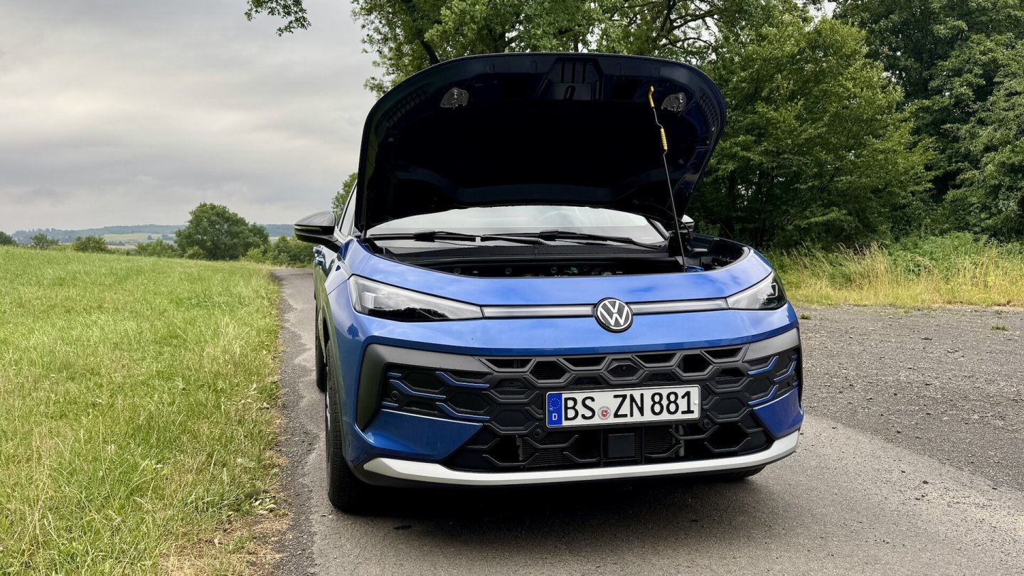 Den Motorraum dürften wir noch nicht fotografieren, dann halt die offene Haube.