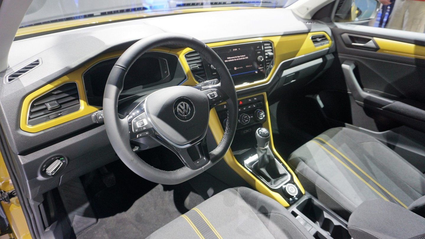 Im Cockpit geht es optional in Wagenfarbe weiter.