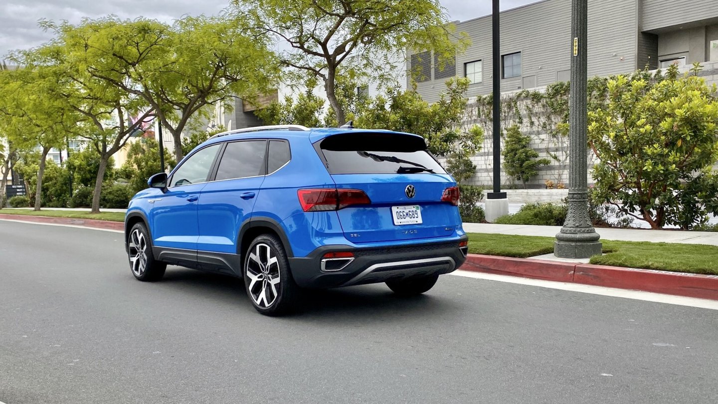 Auch der VW Taos will auf Fake-Endrohrblenden nicht verzichten.