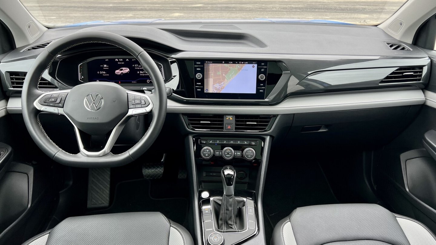 Das Cockpit mit digitalen Instrumenten und 8-Zoll-Display wirkt vertraut.