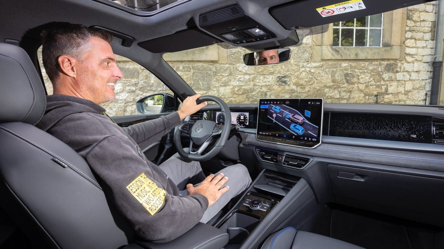 Das Cockpit ist weitestgehend aus dem Tiguan bekannt.