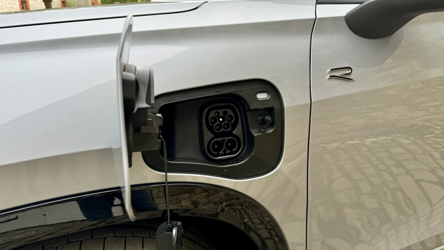 Der Tayron kommt als Benziner, Diesel un Plug-in Hybrid.